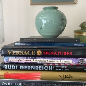 Asian Celadon Porcelain Vase/Pottery - Green Color